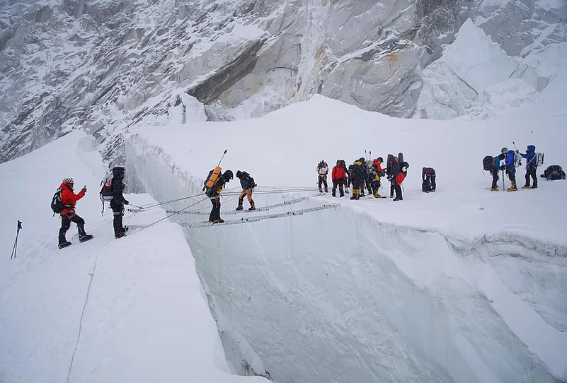 Dangerous Everest route blockage
