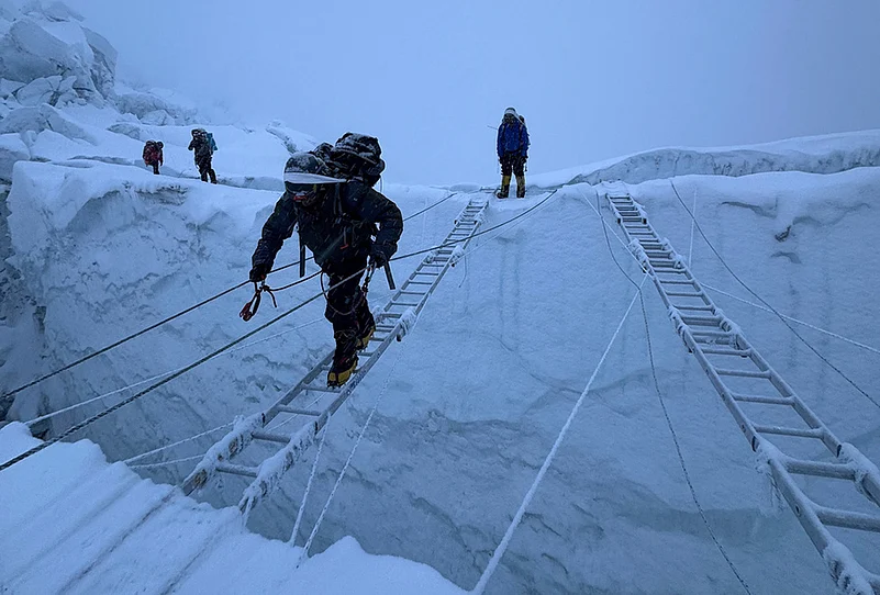 Mountaineers ascend Khumbu Icefall