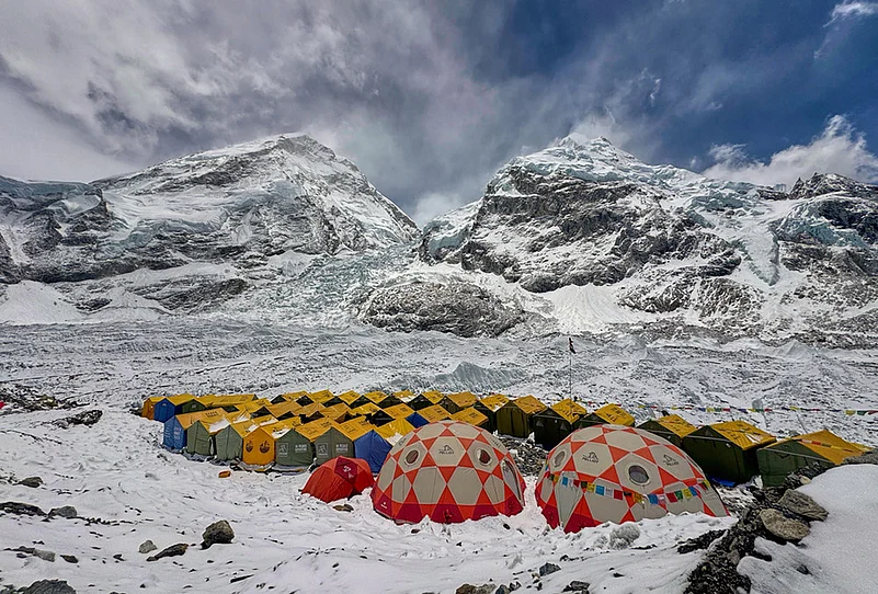 Nepal Mount Everest Mountaineers tents