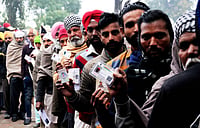IMAGO / Xinhua : Indian voters show their identity cards outside a polling booth for assembly election at a village around 25 km from Amritsar, northern Indian state of Punjab, Feb. 4, 2017