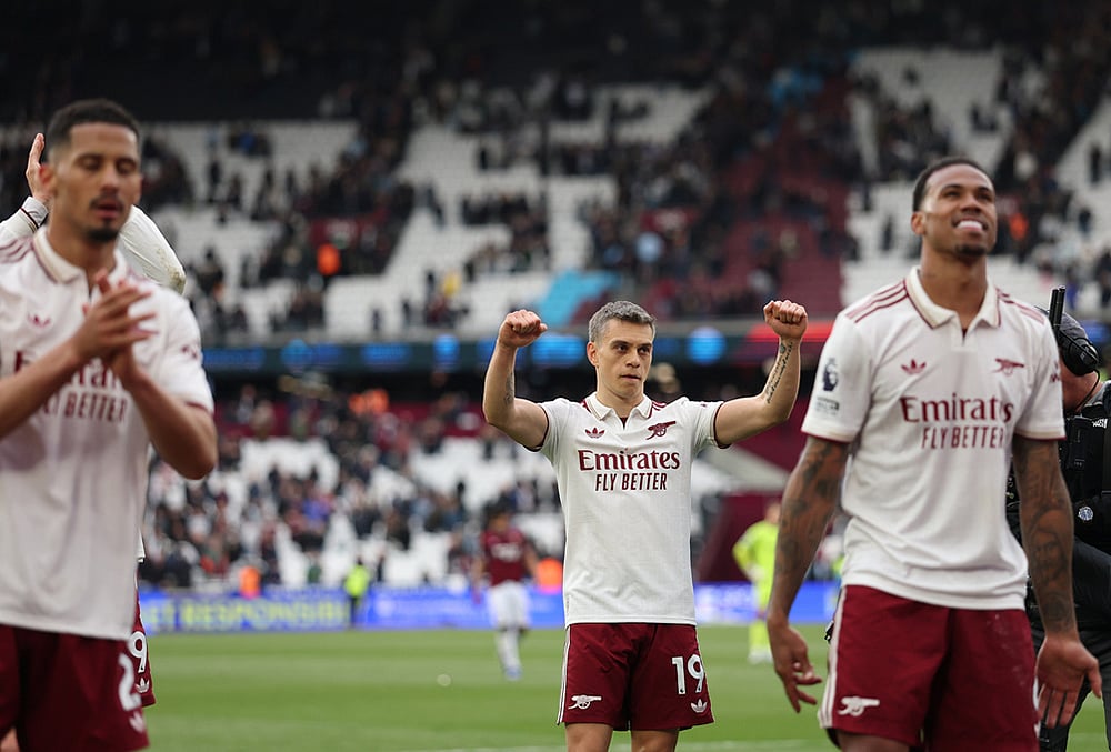 Arsenal players celebrate after the Premier League soccer match between West Ham and Arsenal in London. - | Photo: AP/Ian Walton