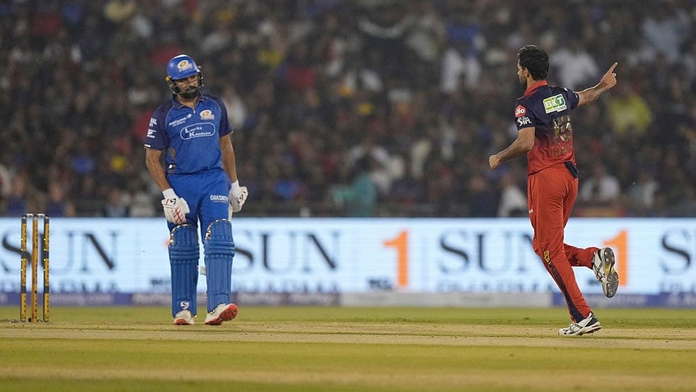 Royal Challengers Bengaluru's Bhuvneshwar Kumar, right, celebrates the wicket of Mumbai Indians' Rohit Sharma, left, during the Indian Premier League cricket match between Royal Challengers Bengaluru and Mumbai Indians in Raipur, India. - | Photo: AP/Mahesh Kumar A.