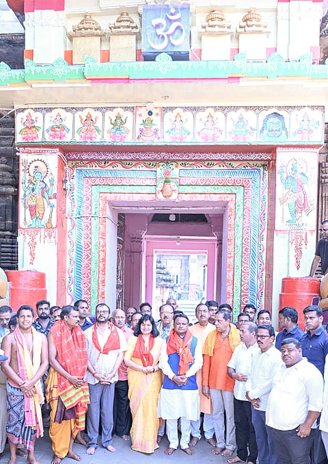 CM Mohan Charan Majhi with other dignitaries and guests