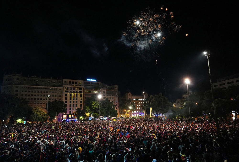 FC Barcelona fans celebrate on the street after winning the Spanish La Liga soccer championship with three rounds to spare, in Barcelona, Spain. - | Photo: AP/Joan Mateu Parra