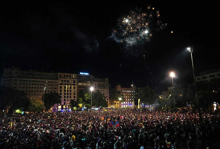 FC Barcelona fans celebrate on the street after winning the Spanish La Liga soccer championship with three rounds to spare, in Barcelona, Spain. - | Photo: AP/Joan Mateu Parra