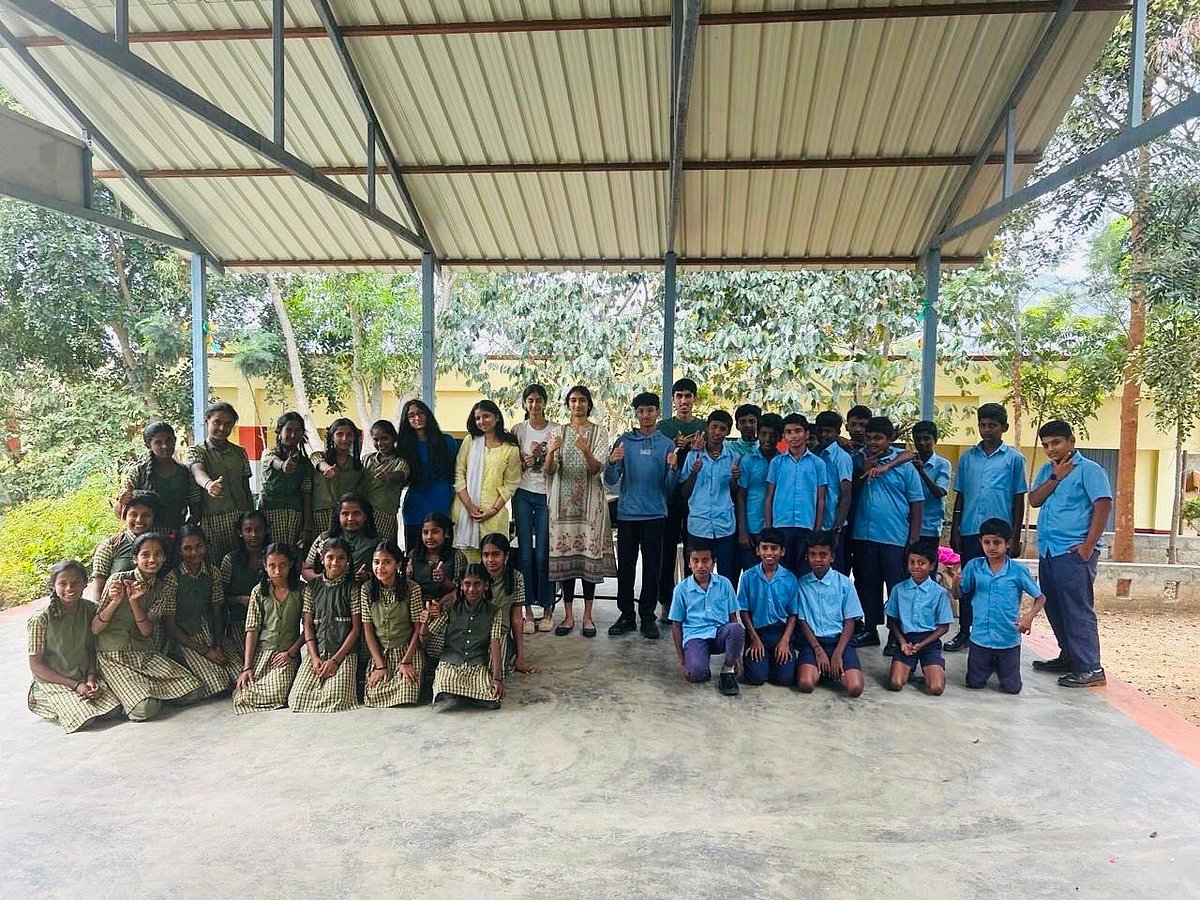 Saanvi Raghavendran with a group of students