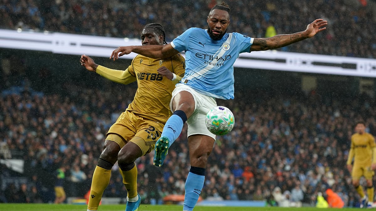 Manchester City's Antoine Semenyo, right, and Crystal Palace's Jaydee Canvot challenge for the ball during the English Premier League soccer match between Manchester City and Crystal Palace in Manchester. - Ian Hodgson