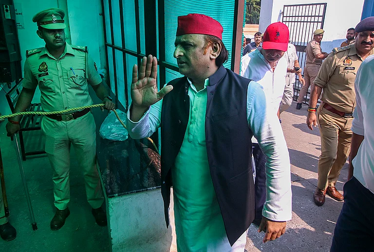 Samajwadi Party National President Akhilesh Yadav reaches post-mortem house at KGMU, where the mortal remains of his stepbrother Prateek Yadav are kept for post-mortem examination, in Lucknow. - | Photo: PTI/Nand Kumar