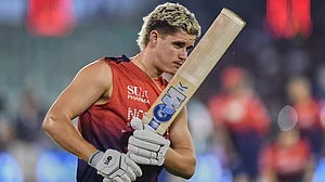(AP Photo/Abhijit Addya) : Royal Challengers Bengaluru's Jacob Bethell warms up before the start of the Indian Premier League cricket match between Royal Challengers Bengaluru and Kolkata Knight Riders in Raipur, India, Wednesday, May 13, 2026