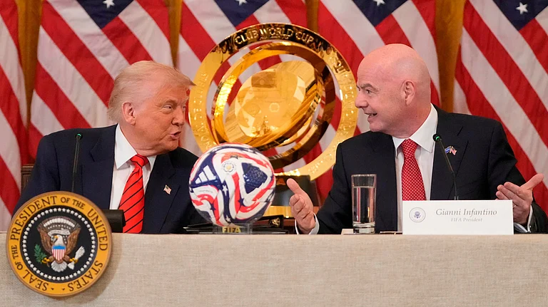 President Donald Trump and FIFA President Gianni Infantino talk during a FIFA task force meeting in the East Room of the White House, May 6, 2025, in Washington. - | Photo: AP/Mark Schiefelbein