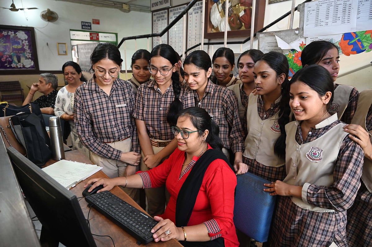 Students checking their result in computer after announced the Haryana Board of School Education (HBSE) class 12th result in Jiwan Jyoti Senior Secondary School sector-4 near Gymkhana club on May 13, 2025 in Gurugram, India. - IMAGO / Hindustan Times