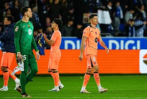 | Photo: AP/Miguel Oses : Barcelona's Robert Lewandowski, right, reacts after the Spanish La Liga soccer match between Alaves and Barcelona in Vitoria-Gasteiz, Spain.