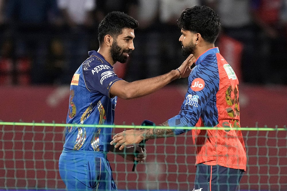 Mumbai Indians' captain Jasprit Bumrah, left, greets Punjab Kings' captain Shreyas Iyer after the coin toss ahead of the Indian Premier League cricket match between Punjab Kings and Mumbai Indians in Dharamshala, India. - | Photo: AP/Ashwini Bhatia