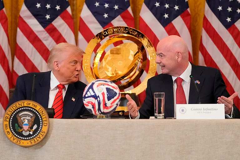 President Donald Trump and FIFA President Gianni Infantino talk during a FIFA task force meeting in the East Room of the White House, May 6, 2025, in Washington. - | Photo: AP/Mark Schiefelbein