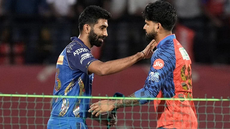 Mumbai Indians' captain Jasprit Bumrah, left, greets Punjab Kings' captain Shreyas Iyer after the coin toss ahead of the Indian Premier League cricket match between Punjab Kings and Mumbai Indians in Dharamshala, India. - | Photo: AP/Ashwini Bhatia