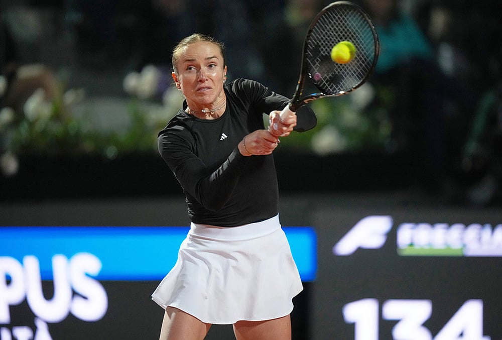 Ukraine's Elina Svitolina returns the ball to Poland's Iga Swiatek during their match at the Italian Open tennis tournament in Rome. - | Photo: AP/Andrew Medichini