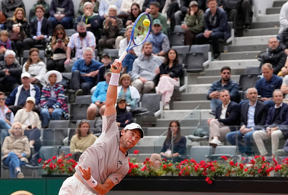 Casper Ruud, of Norway, returns the ball to Karen Khachanov, of Russia, during their quarter-final match at the Italian Open tennis tournament in Rome. - | Photo: AP/Gregorio Borgia
