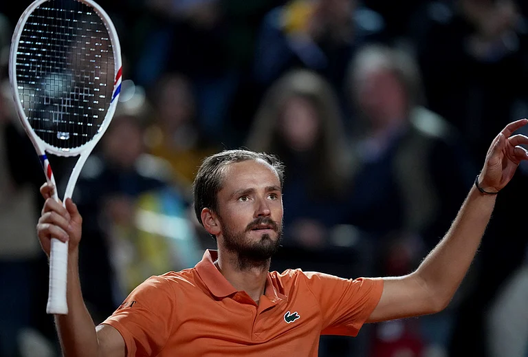Daniil Medvedev celebrates defeating Spain's Martin Landaluce during their match at the Italian Open tennis tournament in Rome. - | Photo: AP/Andrew Medichini