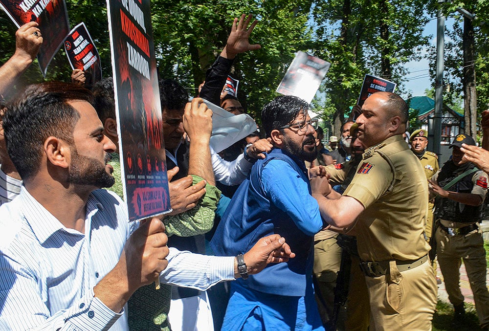BJP protest against the operation of wine shops