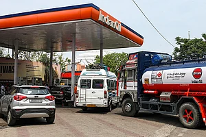 Photo: PTI : Supreme Court to hear a plea for mandatory ethanol-content labelling on petrol pump nozzles and fuel invoices.