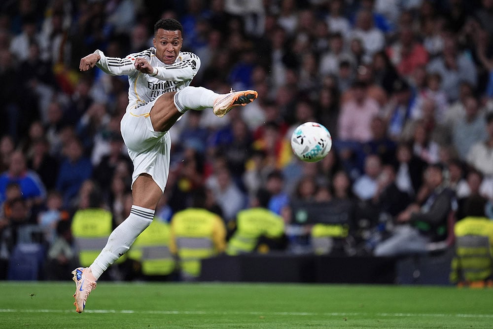 Real Madrid's Kylian Mbappe kicks the ball during the Spanish La Liga soccer match between Real Madrid and Real Oviedo in Madrid, Spain. - | Photo: AP/Manu Fernandez