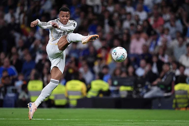 Real Madrid's Kylian Mbappe kicks the ball during the Spanish La Liga soccer match between Real Madrid and Real Oviedo in Madrid, Spain. - | Photo: AP/Manu Fernandez