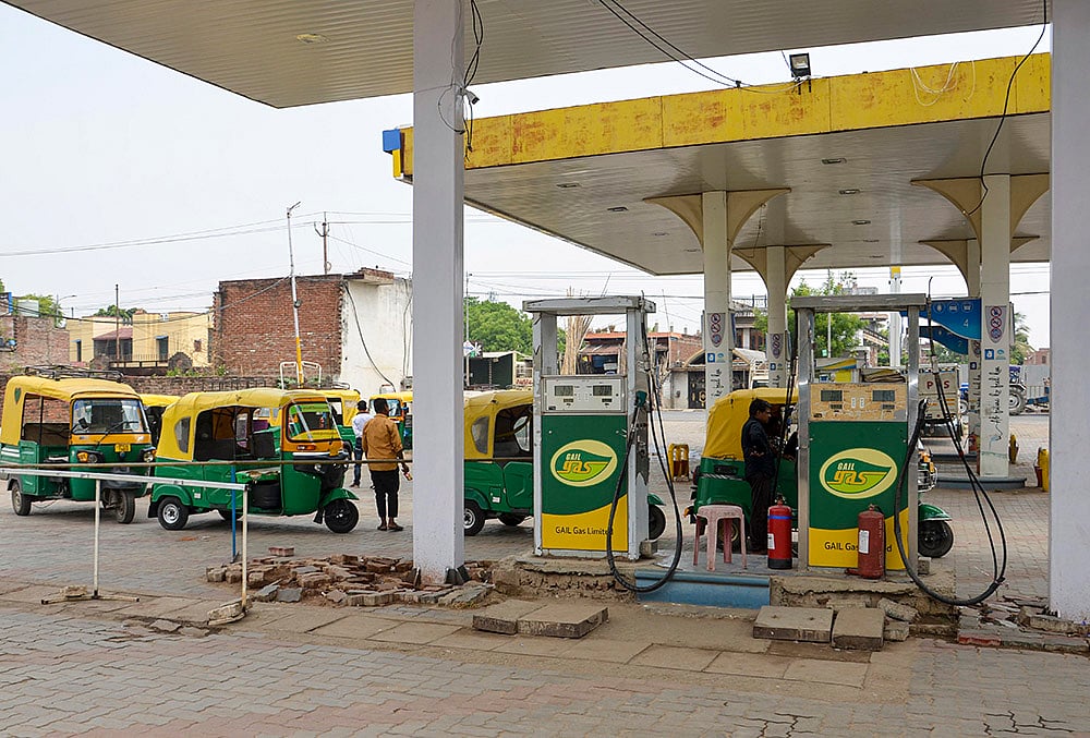 Auto-rickshaws queue up at CNG station amid fuel shortage in Mirzapur