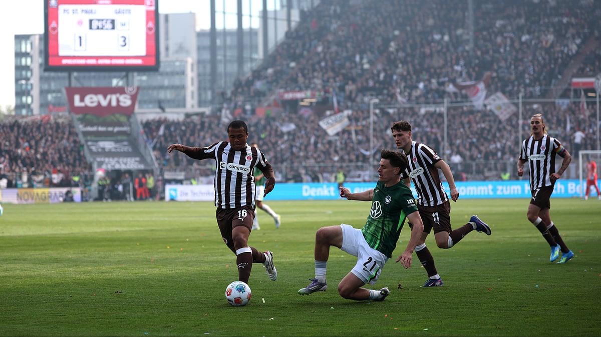 St. Pauli's Joel Chima Fujita, left, and Wolfsburg's Joakim Maehle fight for the ball during the German Bundesliga soccer match between FC St. Pauli and VfL Wolfsburg in Hamburg, Germany, Saturday, May 16, 2026.  - | Photo: Christian Charisius/dpa via AP