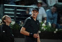 Jannik Sinner Vs Daniil Medvedev, ATP Italian Open 2026: Rain Stops Chaotic Rome Semi-Final | Photo: AP/Andrew Medichini : Italy's Jannik Sinner ask to the referee to stop the match because of the rain during the semifinal match against Daniil Medvedev of Russia at the Italian Open tennis tournament in Rome.