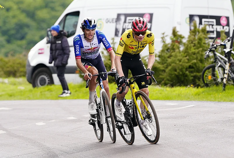 Giro dItalia mountain cycling-Jonas Vingegaard