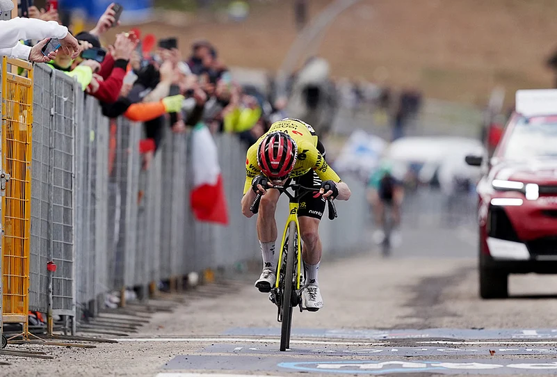 Giro dItalia mountain cycling-Jonas Vingegaard