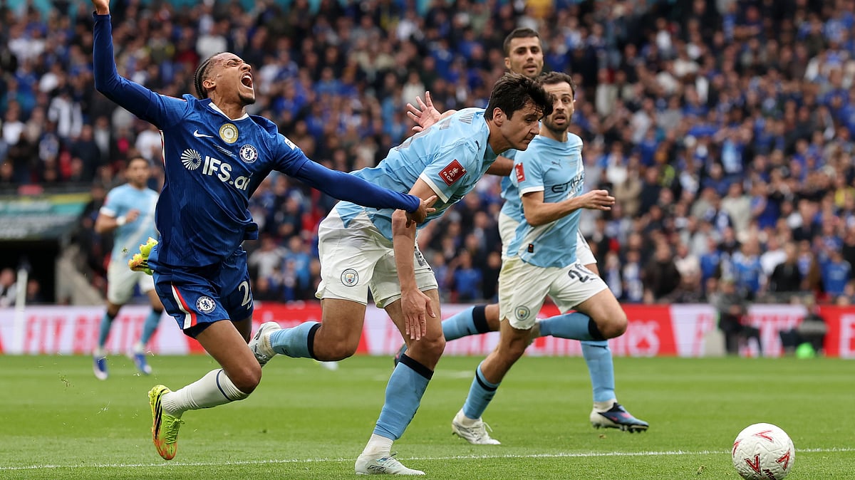 Chelsea's Joao Pedro, left, and Manchester City's Abdukodir Khusanov challenge for the ball during the English FA Cup final soccer match between Chelsea and Manchester City in London, Saturday, May 16, 2026.  - | Photo: AP/Richard Pelham