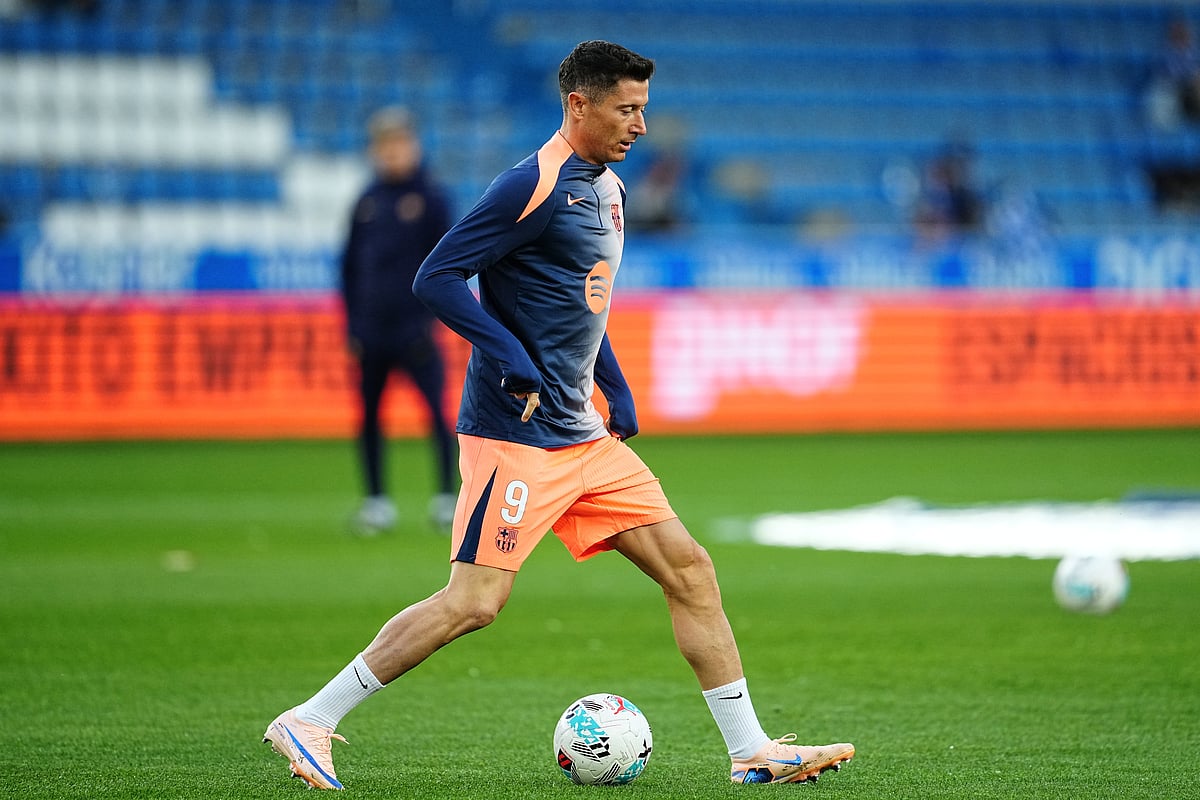 Barcelona's Robert Lewandowski warms up before the Spanish La Liga soccer match between Alaves and Barcelona in Vitoria-Gasteiz, Spain, Wednesday, May 13, 2026.  - | Photo: AP/MIGUEL OSES