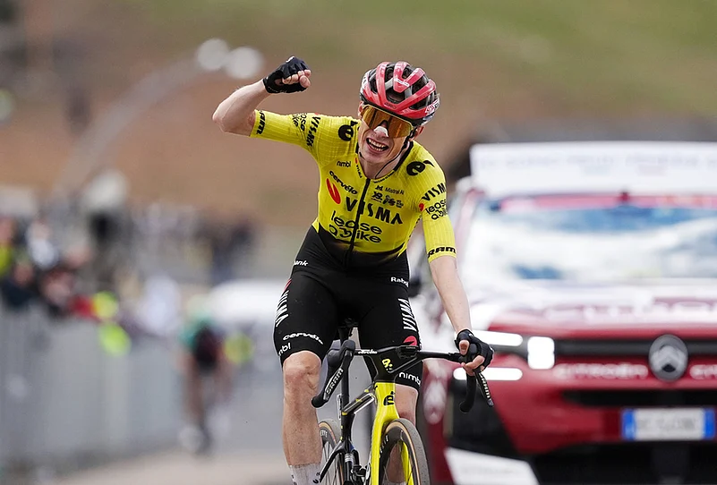 Giro dItalia mountain cycling-Jonas Vingegaard