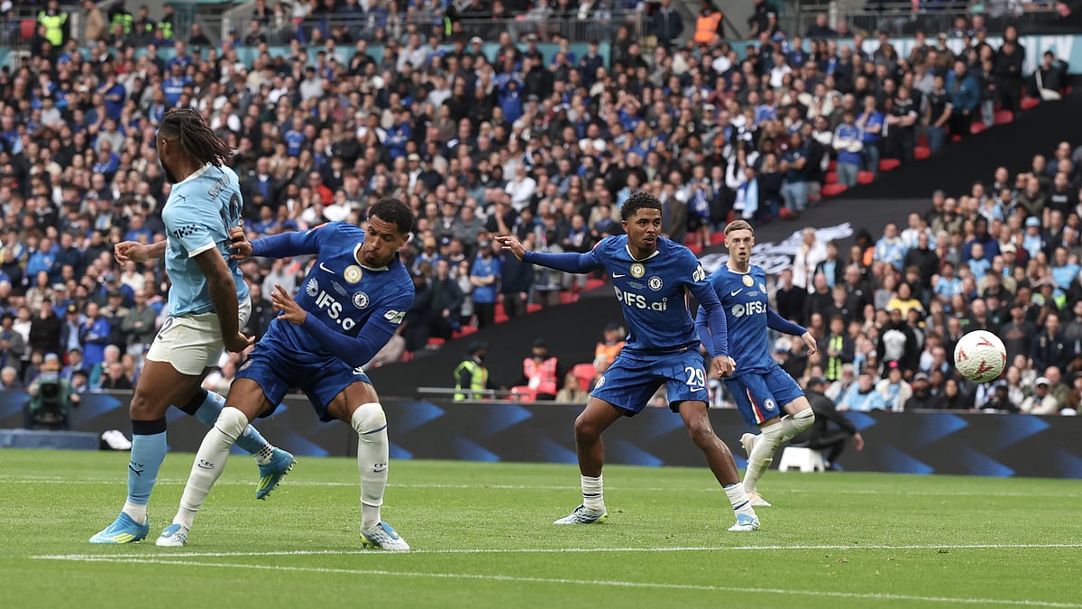 Manchester City's Antoine Semenyo, left, scores the opening goal during the English FA Cup final soccer match between Chelsea and Manchester City in London, Saturday, May 16, 2026.  - | Photo: AP/Richard Pelham
