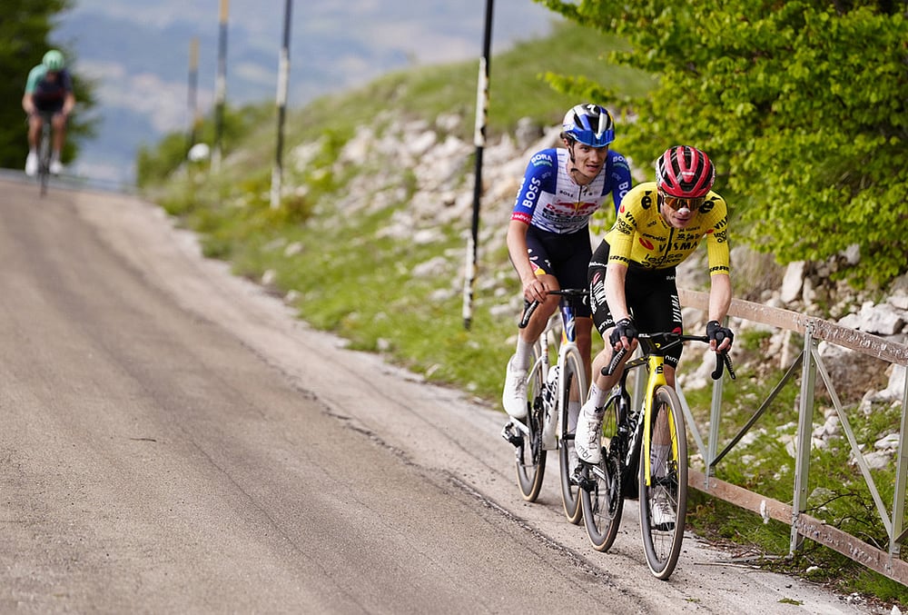 Giro dItalia mountain cycling- Giulio Pellizzari 