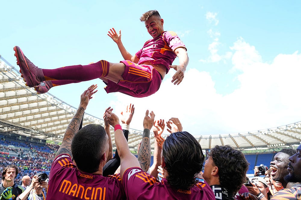 Roma's Stephan El Shaarawy celebrates with teammates at the end of the Italian Serie A soccer match between Roma and Lazio in Rome. - | Photo: AP/Gregorio Borgia