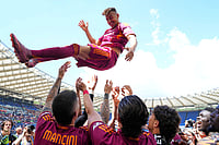 Roma 2-0 Lazio, Serie A 2025-26: Mancini Brace Seals Rome Derby For Giallorossi | Photo: AP/Gregorio Borgia : Roma's Stephan El Shaarawy celebrates with teammates at the end of the Italian Serie A soccer match between Roma and Lazio in Rome.