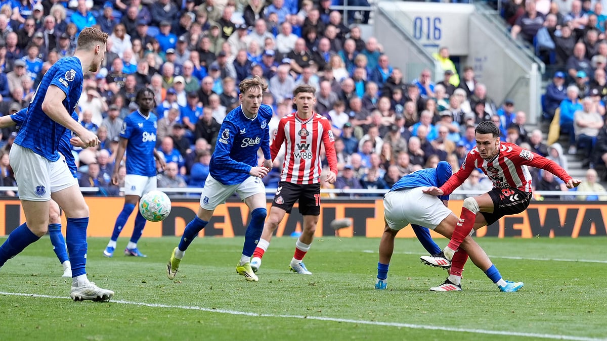 Sunderland's Enzo Le Fee, right, scores their side's second goal of the game of the game during their English Premier League soccer match against Everton in Liverpool, England, Sunday, May 17, 2026.  - | Photo: AP/Peter Byrne