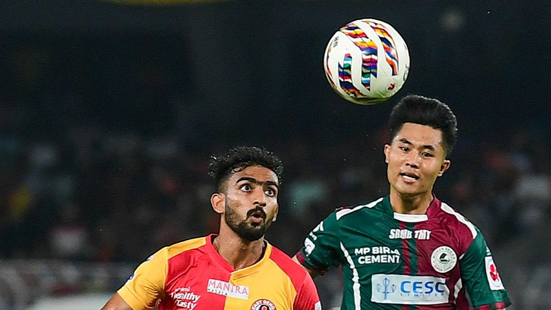 East Bengal and Mohun Bagan footballers fighting for possession in Kolkata Derby in ISL 2025-26. - IndSuperLeague/X