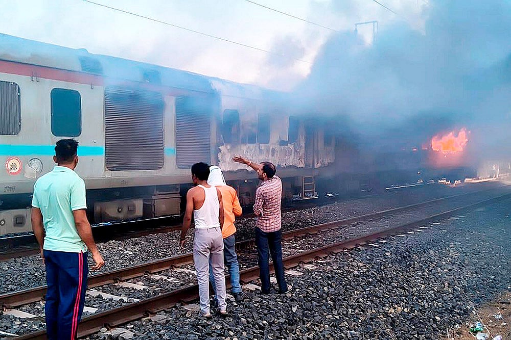 Fire breaks out in coach of Rajdhani Express in MPs Ratlam