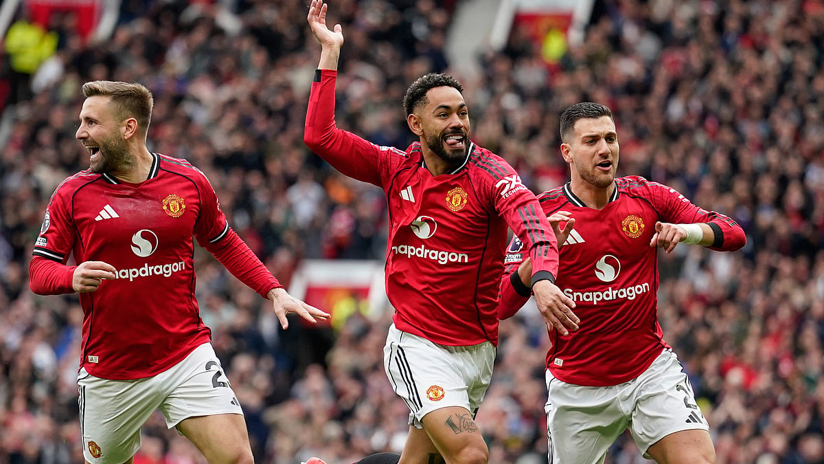 Manchester United's Matheus Cunha, centre, celebrates with teammates after scoring his side's opening goal during the English Premier League soccer match between Manchester United and Liverpool in Manchester, England, Sunday, May 3, 2026. - | Photo: AP/Dave Thompson