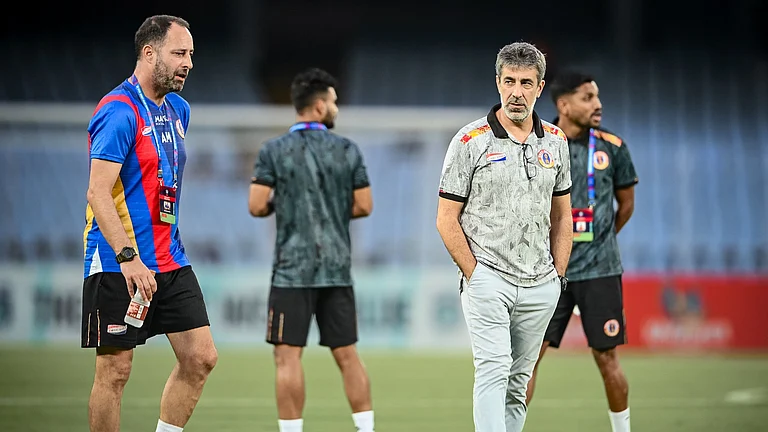 Oscar Bruzon with his assistant ahead of the Mohun Bagan Vs East Bengal, ISL 2025-26 Kolkata Derby match at Salt Lake stadium. - eastbengal_fc/X
