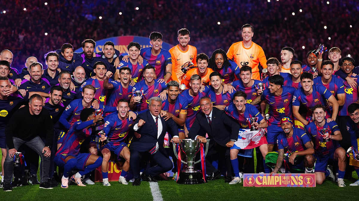 Barcelona president Joan Laporta, center left, poses with the team and the trophy after defeating Real Madrid 2-0 to win the Spanish La Liga soccer championship with three rounds to spare, in Barcelona, Spain, Sunday, May 10, 2026.  - | Photo: AP/Joan Mateu Parra