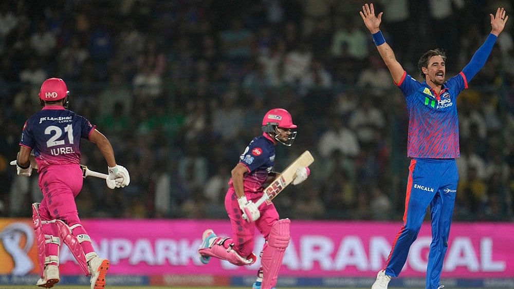 Delhi Capitals' Mitchel Starc, right, appeals successfully for the wicket of Rajasthan Rajasthan Royals' Ravi Singh, center, during the Indian Premier League cricket match between Delhi Capitals and Rajasthan Royals in New Delhi, India. - | Photo: AP/Manish Swarup