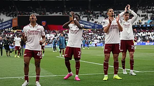 | Photo: AP/Ian Walton : Arcenal players celebrate after the Premier League soccer match between West Ham and Arsenal in London, Sunday, May 10, 2026.
