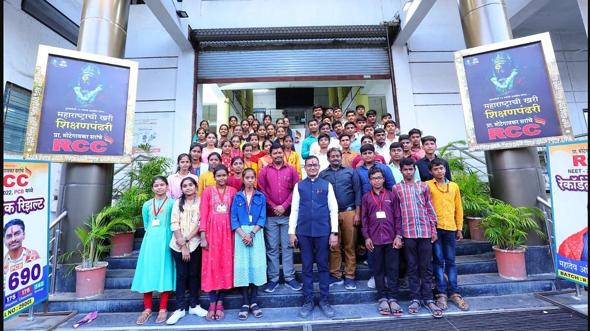  Shivraj Motegaonkar with students as per RCC's website - rccpattern.com