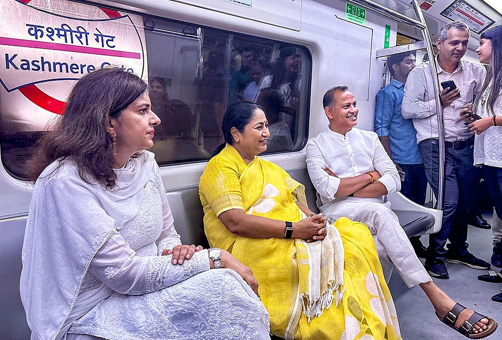 Delhi CM travels in Metro