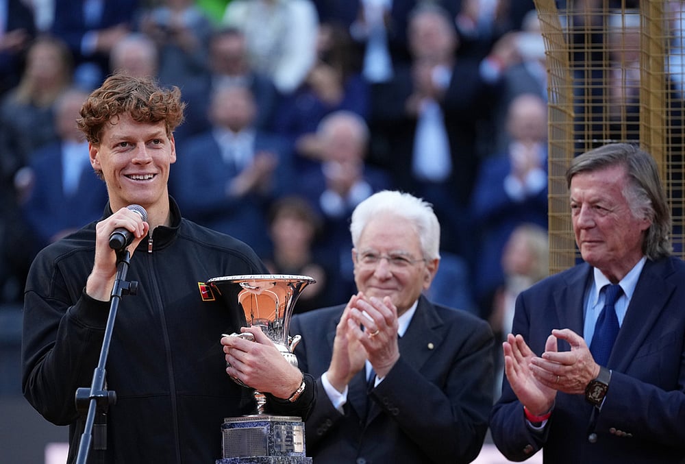 Jannik Sinner, of Italy, holds his trophy while Italian President Sergio Mattarella, center, and former tennis champion Adriano Panatta applaud, after defeating Casper Ruud, of Norway, in the final match to win the Italian Open tennis tournament, in Rome. - | Photo: AP/Andrew Medichini