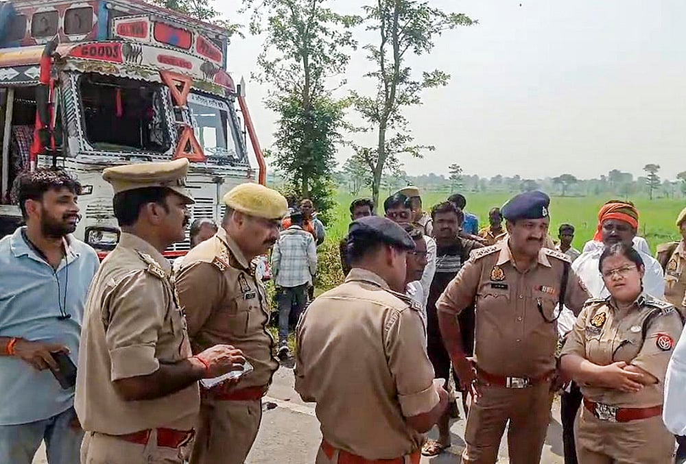 Road crash in UP leaves 8 dead